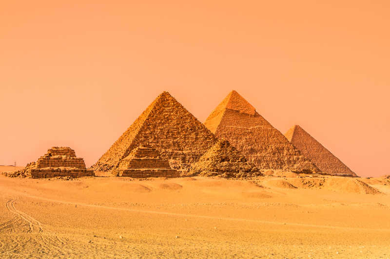 烈日下的埃及金字塔