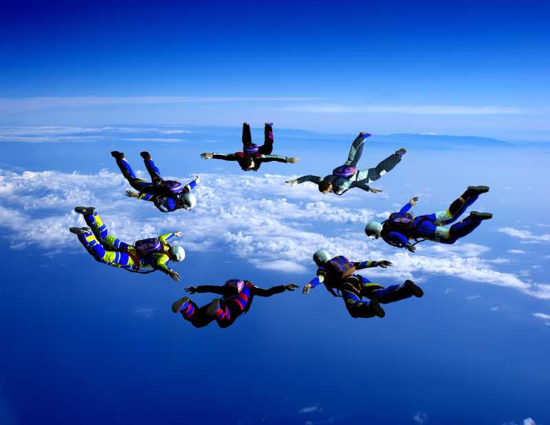 七个人玩高空跳伞