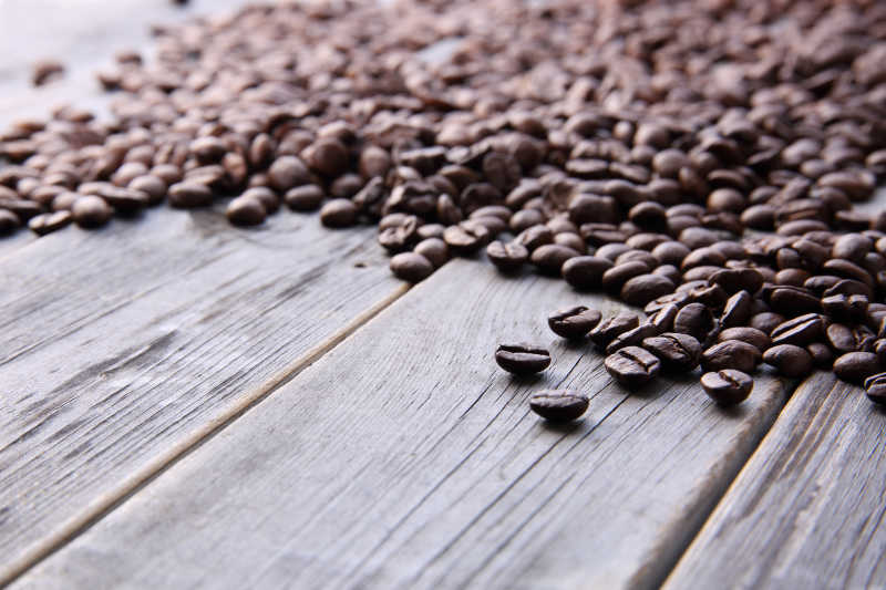 放在木板上的大量咖啡豆
