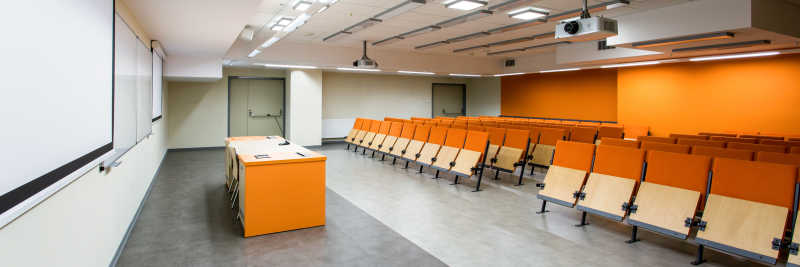 带着讲台和椅子的现代化教室