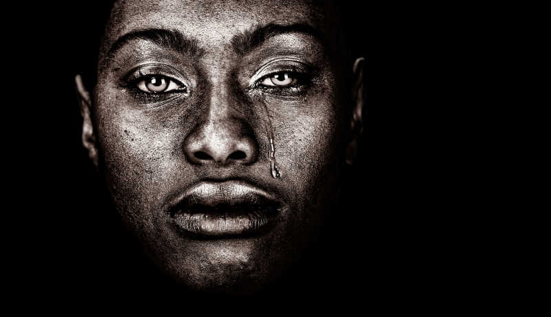 黑人妇女悲伤的表情