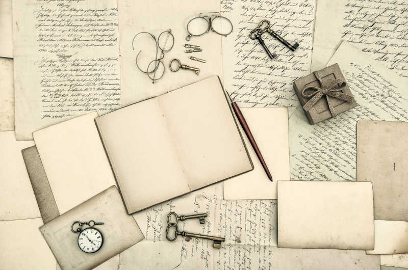 写满文字的日记本和旧式手写信件