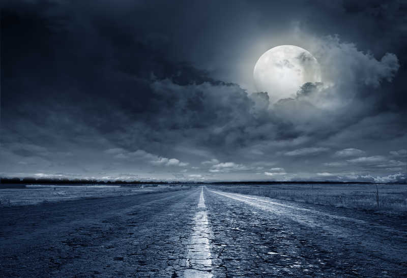 皎洁的月光洒在柏油路上