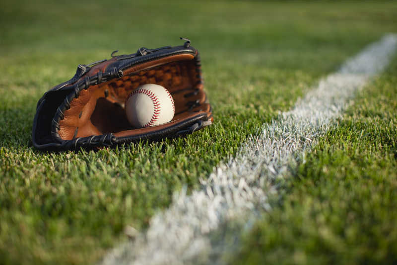 草地上低角度的棒球手套和棒球