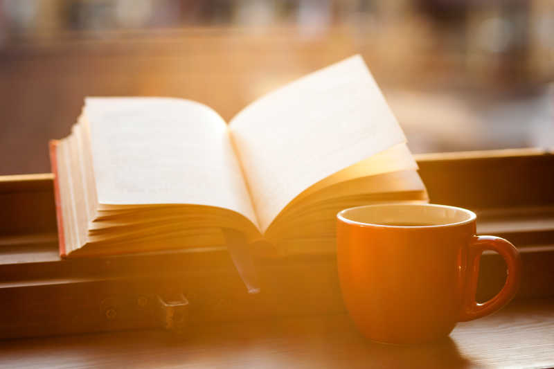 窗台上的咖啡杯和书