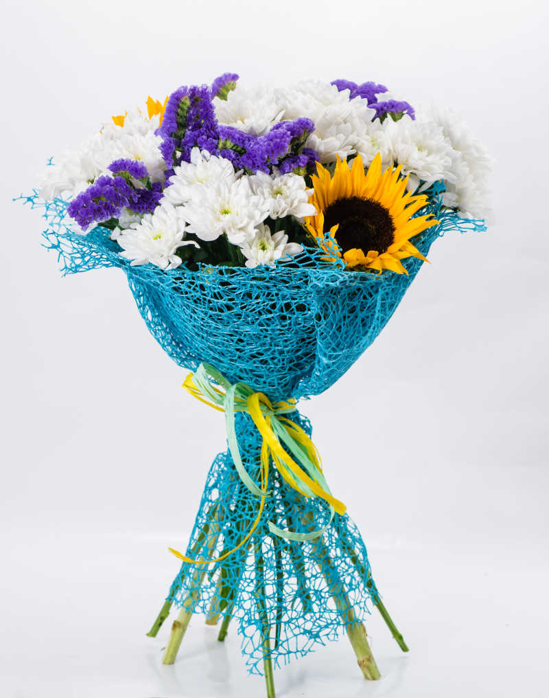 用蓝色包装纸扎成的向日葵花束