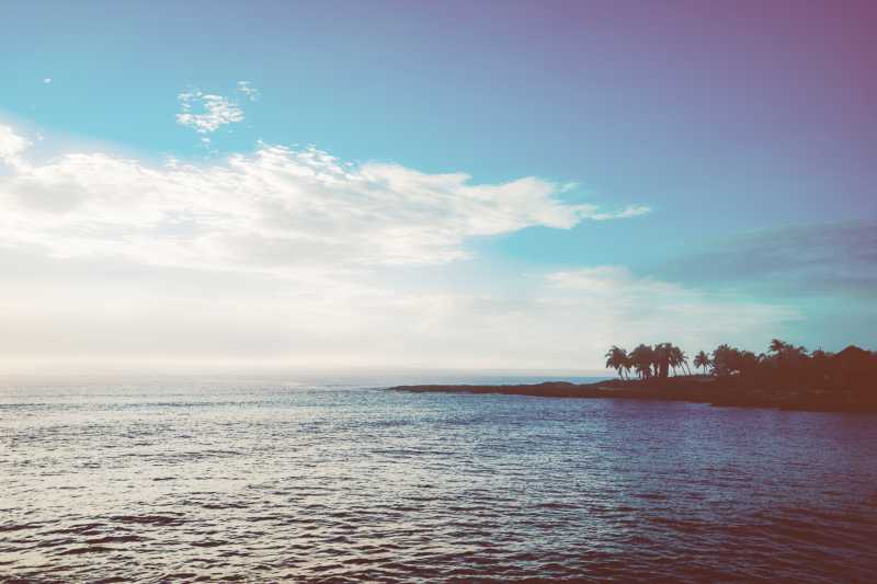 夕阳下美丽的海岸