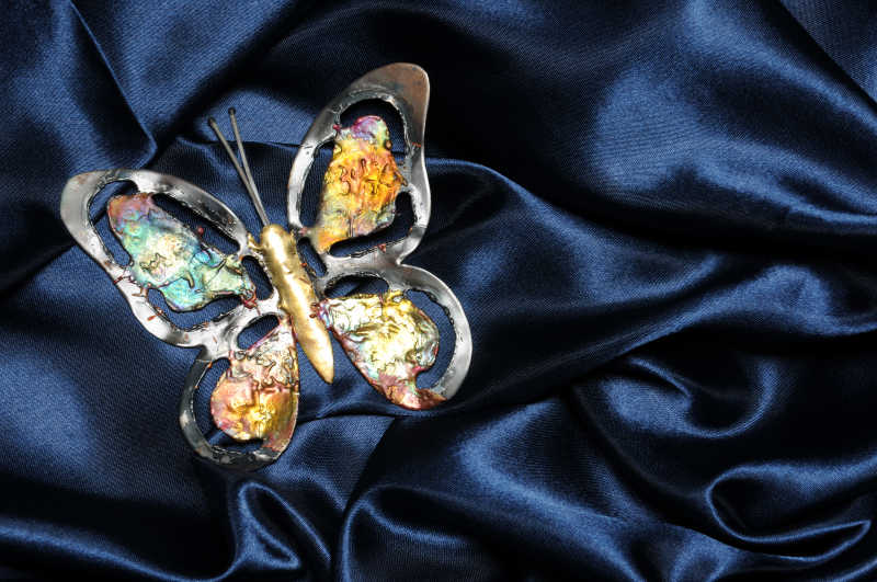 绸缎上的蝴蝶饰品