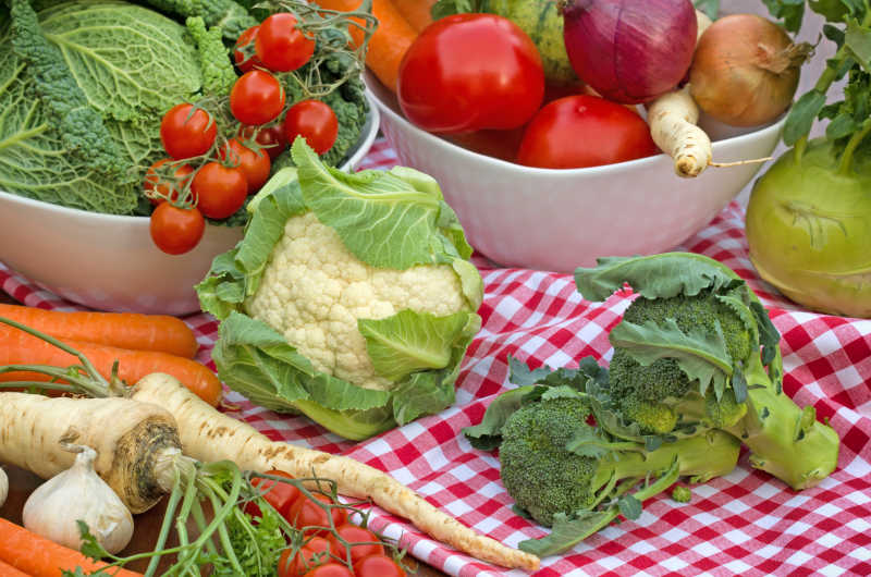 餐桌上新鲜的蔬菜和水果