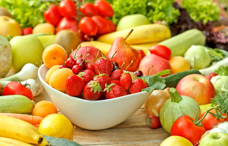 餐桌上的新鲜水果和蔬菜