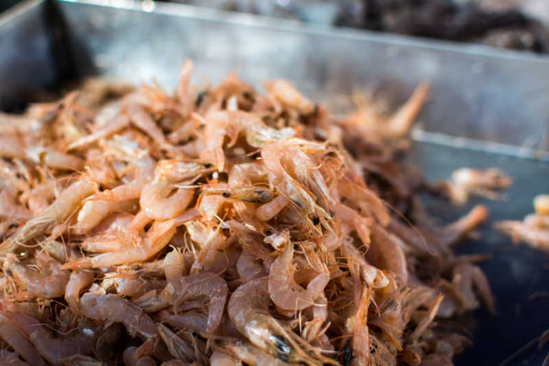 海鲜市场上的新鲜对虾