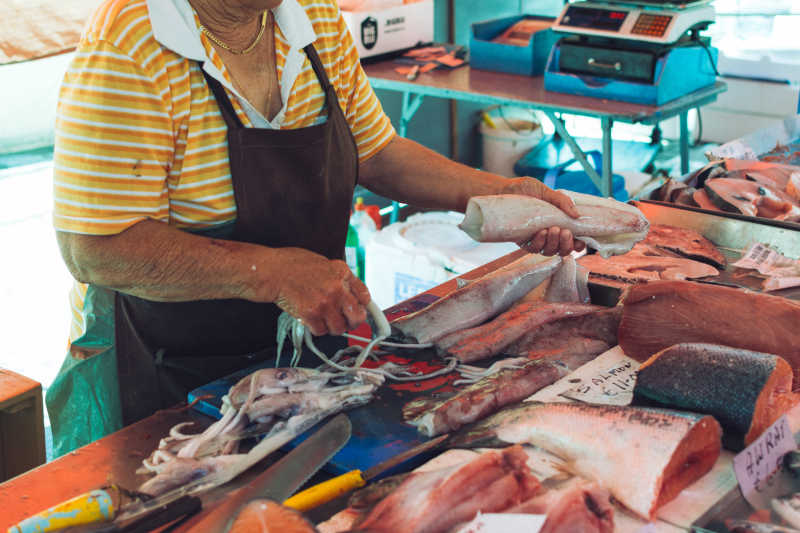 市场上贩卖鱼肉的小贩