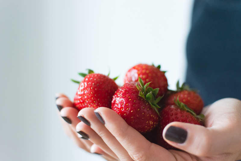 双手捧着的草莓
