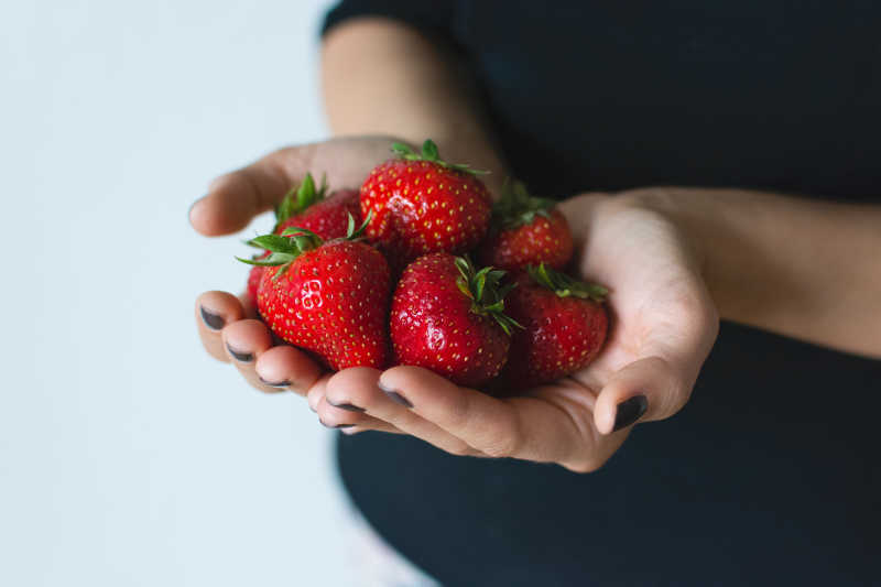 手里的新鲜草莓