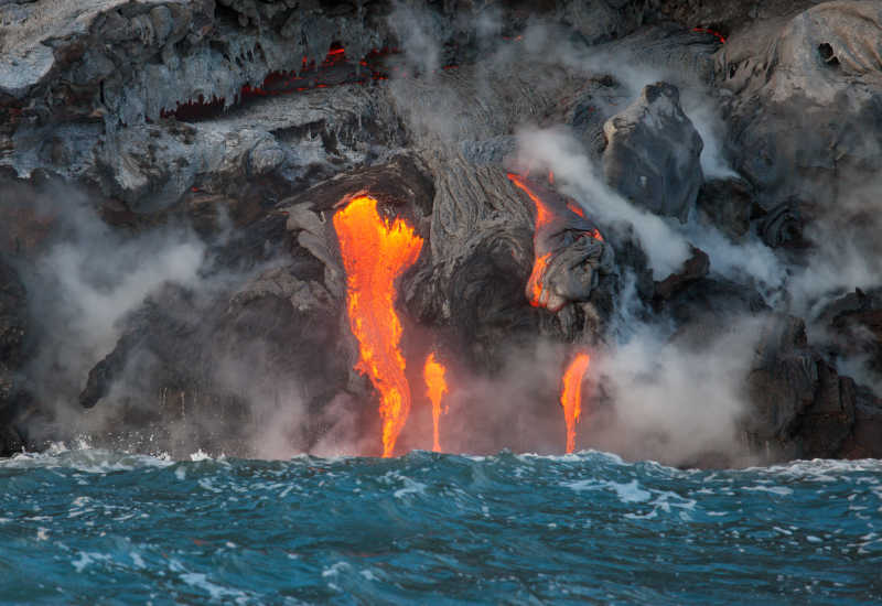 火山爆发后熔岩流入大海