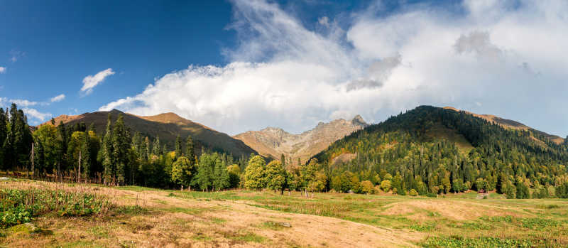 秋天的高加索山岭