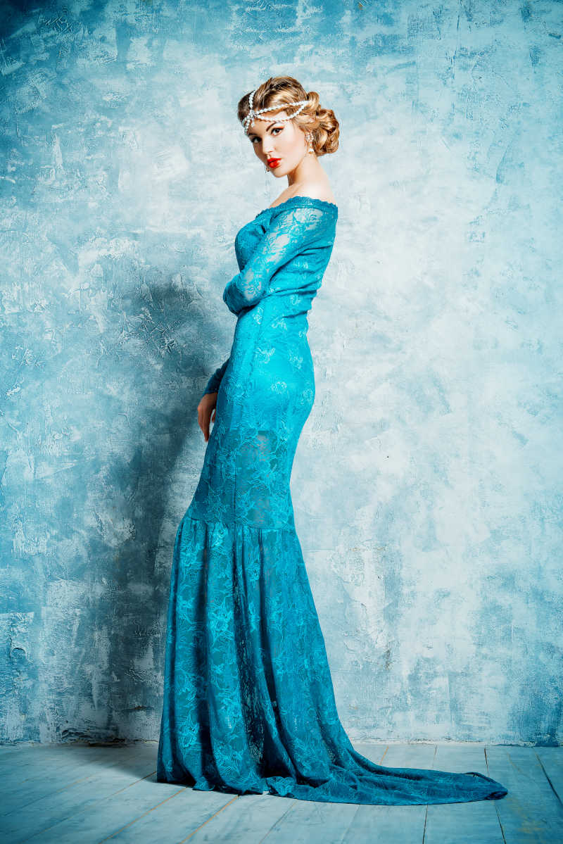 一位穿着水蓝色长款礼服的奢华美女
