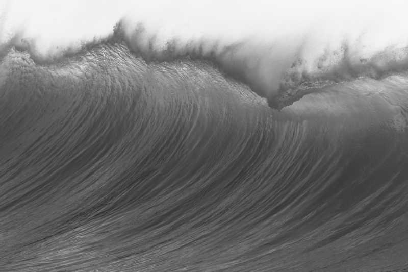 沿海岸线黑色和白色老式水动力海洋波浪大崩溃