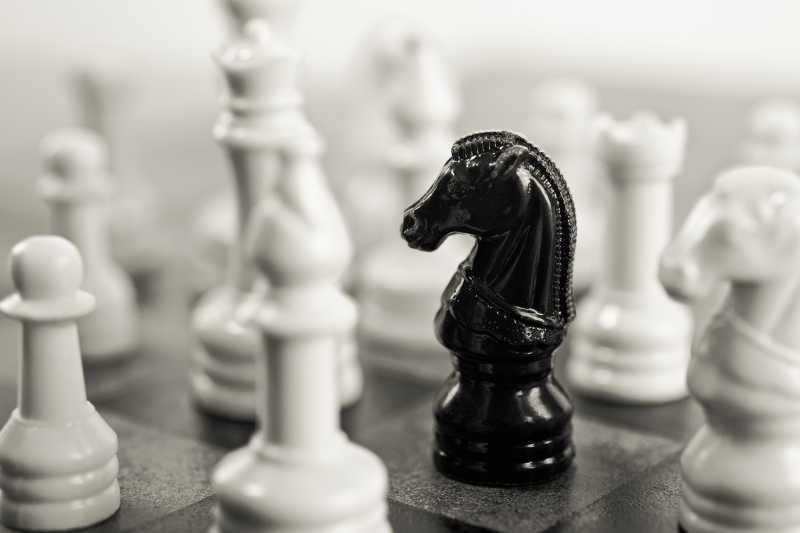 黑骑士被白色的棋子所包围