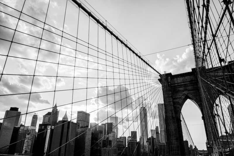 纽约市布鲁克林大桥黑色和白色的天际线