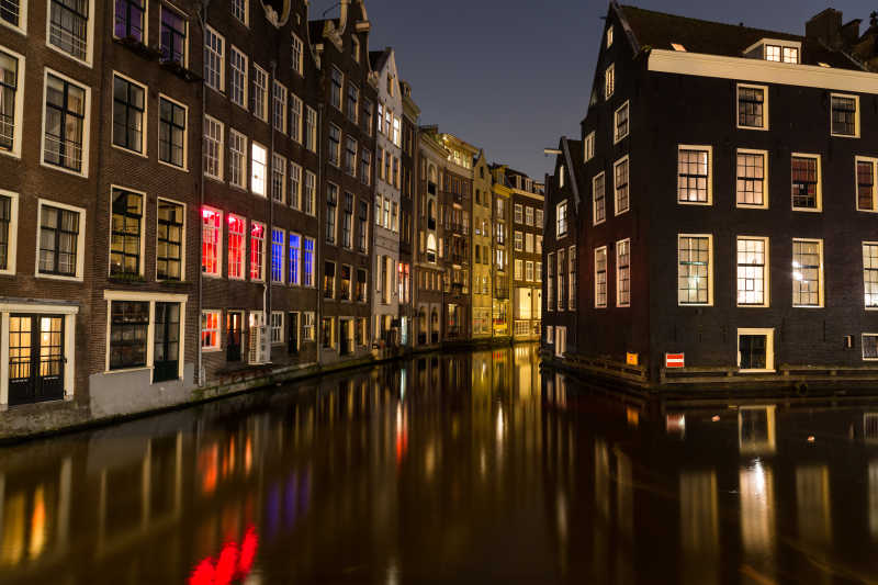 夜色下的阿姆斯特丹运河沿岸的建筑物