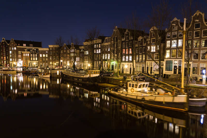 夜空下运河旁的阿姆斯特丹夜景