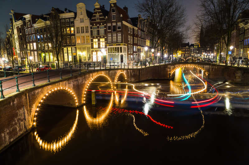 夜空下阿姆斯特丹城市夜景的霓虹灯