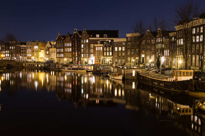 夜空下运河边上的阿姆斯特丹城市夜景