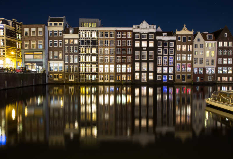 夜空下阿姆斯特丹灯火通明的夜晚