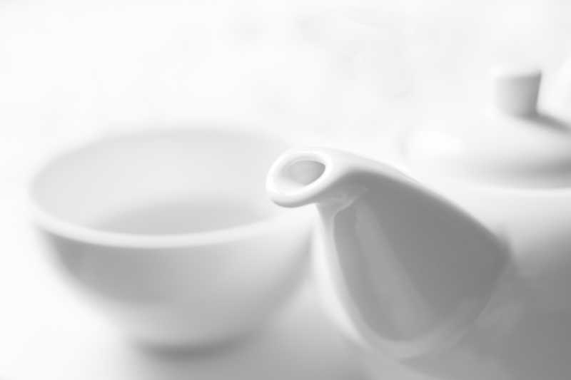 白色背景下白色的茶杯茶壶