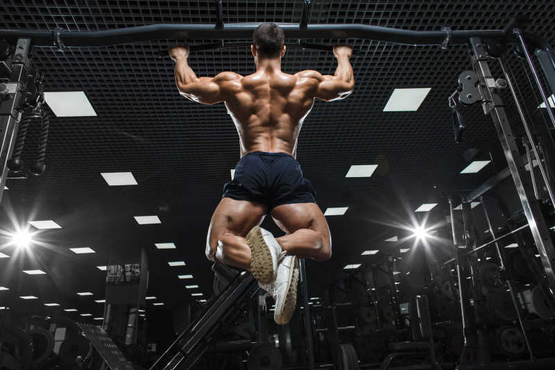 拉单杠的肌肉型男