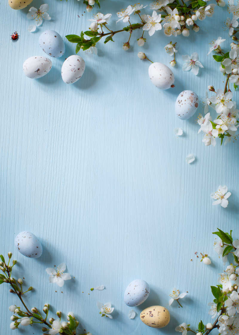 复活节彩蛋与白色花朵