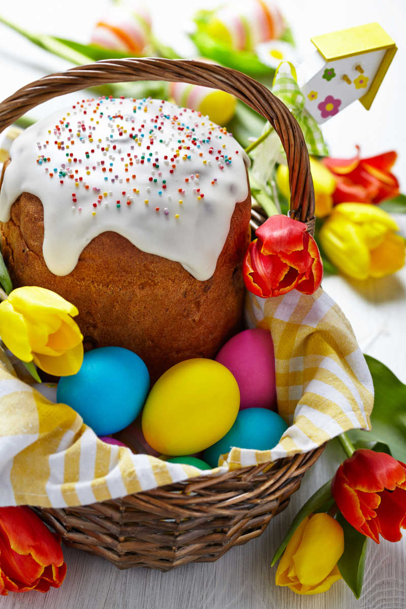 复活节篮子里的蛋糕和彩蛋
