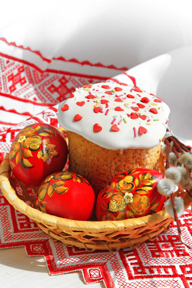 复活节的烘焙蛋糕和彩蛋