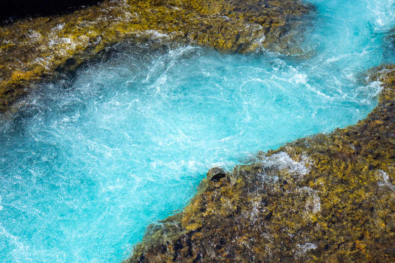 Bruarfoss瀑布的清澈水面