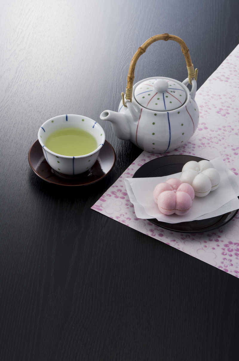 茶壶和茶杯里的绿茶