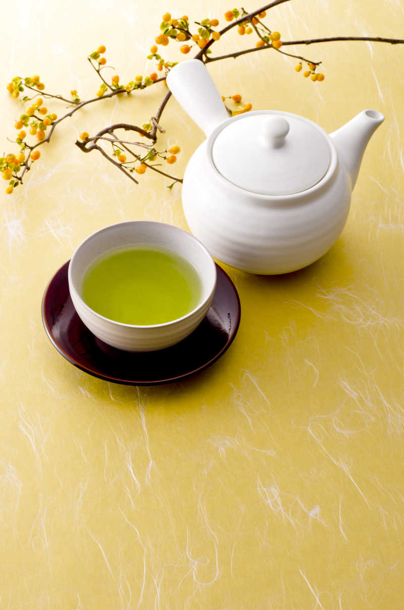 黄色背景中的一碗绿茶水