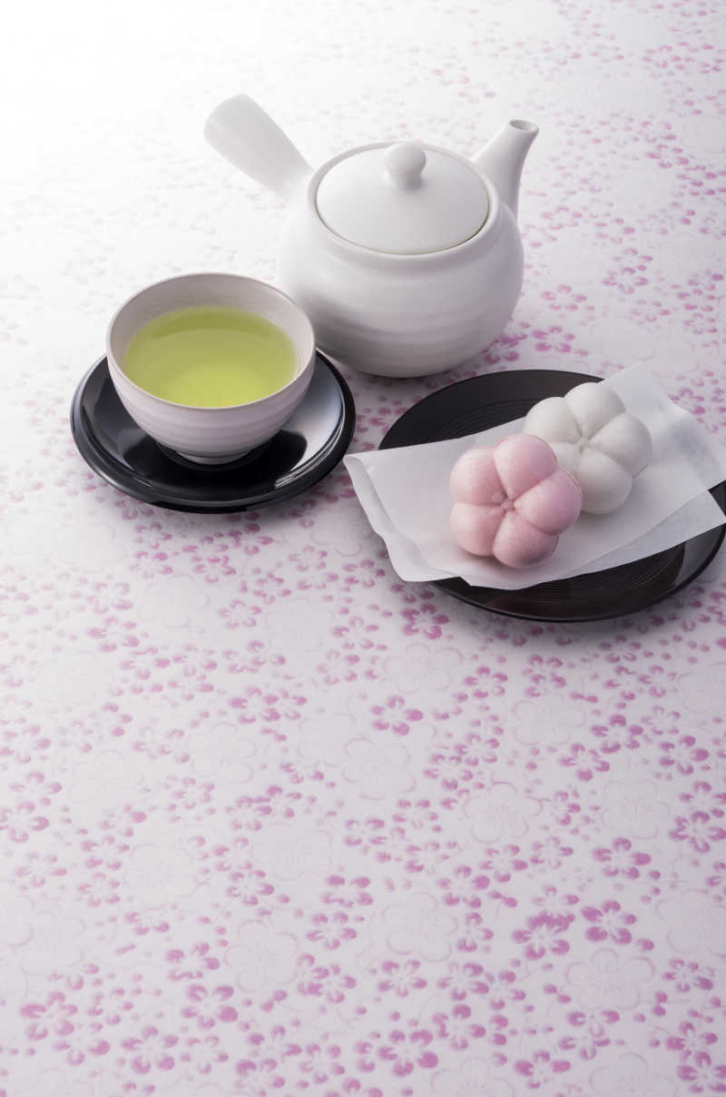 白瓷茶壶和一碗绿茶