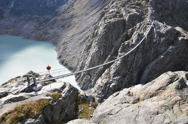 瑞士著名的170m吊桥特里弗特桥