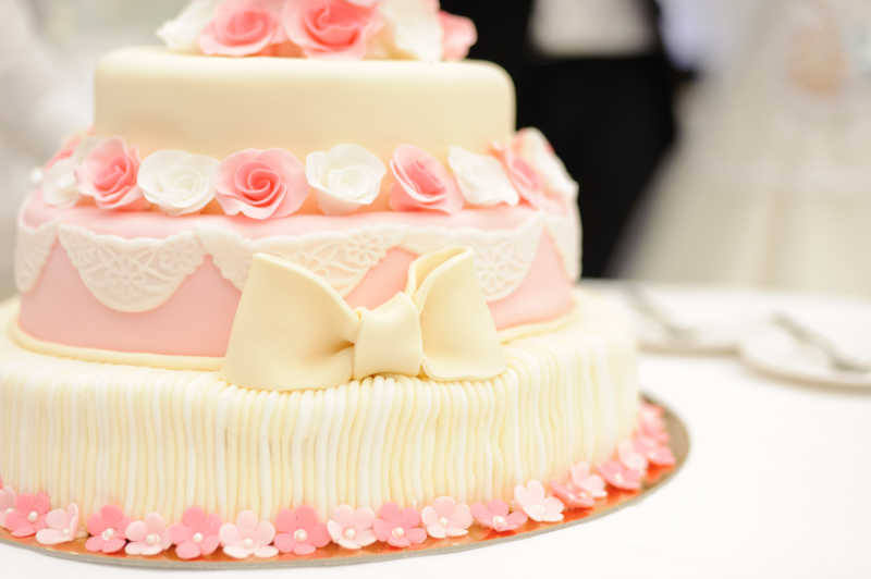 蝴蝶结和花朵装饰的生日蛋糕