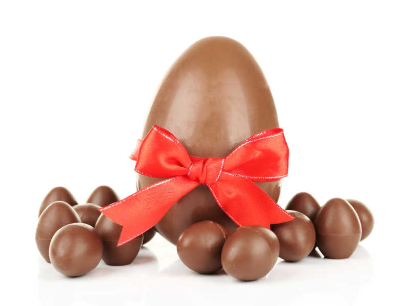摆放在桌面上的巧克力复活节彩蛋