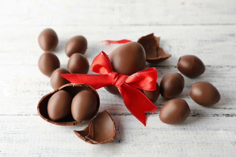 系着红色缎带的巧克力复活节彩蛋