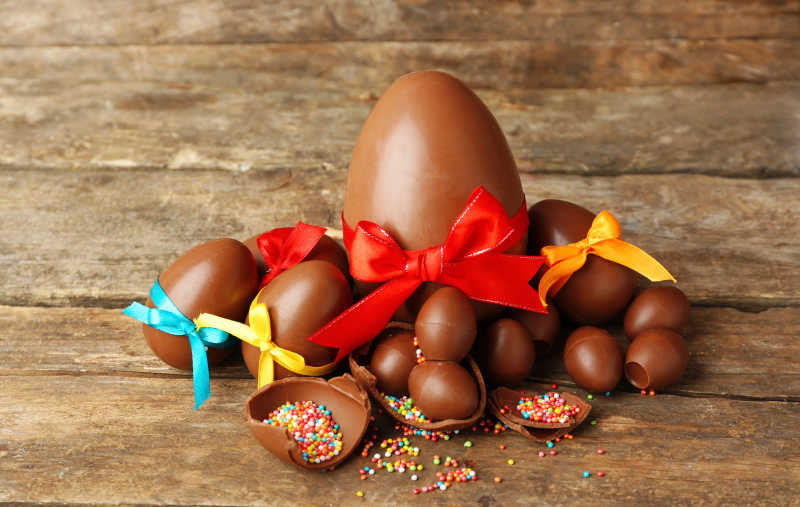 装满彩色糖果的巧克力复活节彩蛋