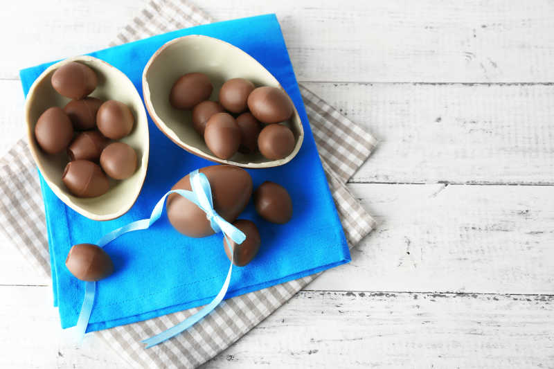 蓝色餐巾上的巧克力复活节彩蛋