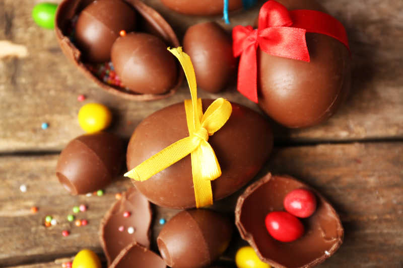 包装精美的巧克力复活节彩蛋