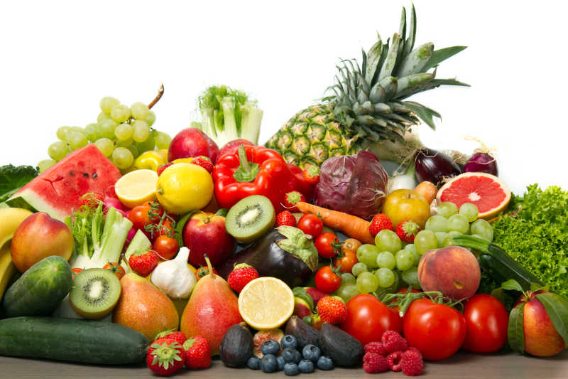 一堆新鲜的什锦蔬菜与水果