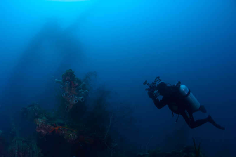发现海底沉船的潜水员正在摄影