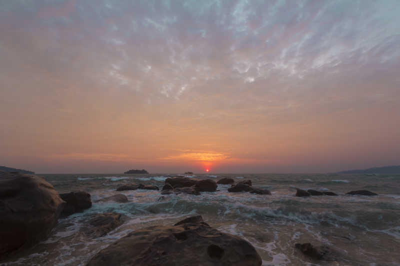 夏天的日出海景热带海滩的岩石岛屿