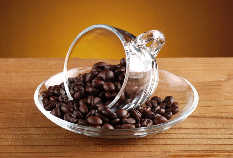 玻璃盘里的咖啡豆