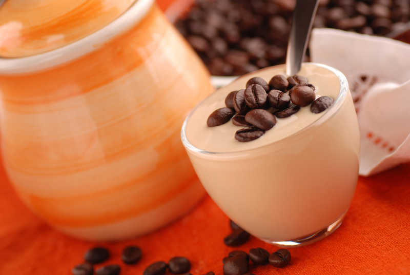 一杯浓香的酸奶与咖啡豆